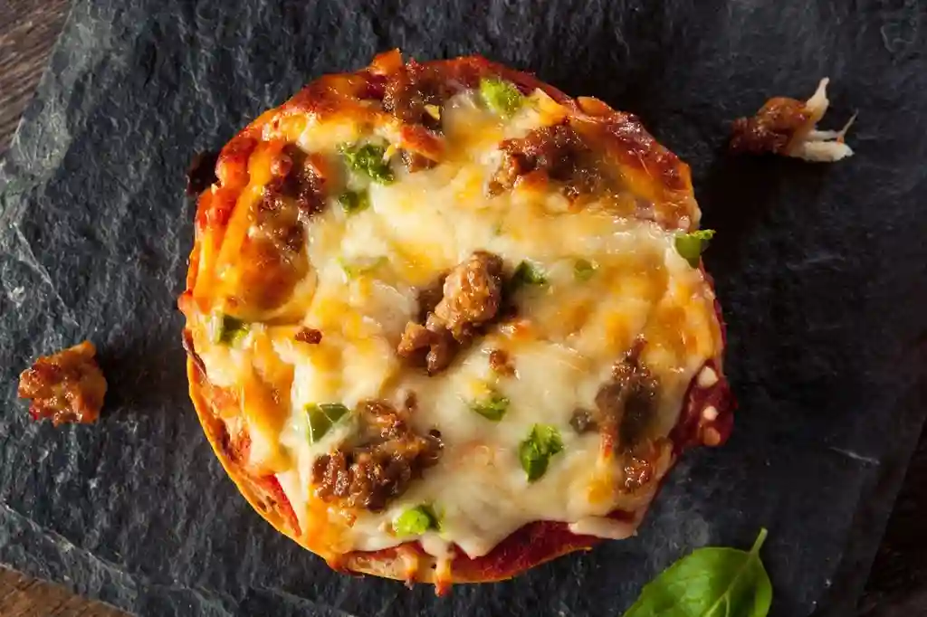 Knuspriges Pizzabrötchen selbst gemacht mit Rinderschinken, Paprika und Käse überbacken