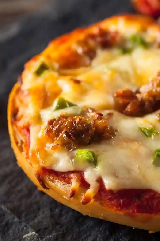 Pizzabrötchen selber gemacht mit Rinderschinken und Käse – knusprig überbackene Pizza Semmel mit cremigem Belag