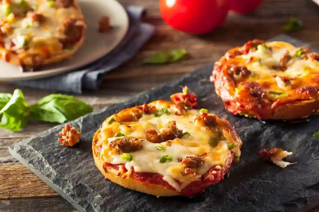 Pizza Brötchen selber gemacht mit Rinderschinken, Paprika und Käse – schnelles Pizzabrötchen Rezept auf Steinplatte serviert