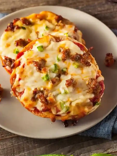 Selbst gemachte Pizza Brötchen mit Rinderschinken, Käse und Gemüse – saftiges Pizzabrötchen Rezept einfach zubereitet