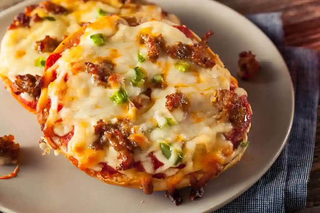 Frisch gebackene Pizzabrötchen mit Käse und Rinderschinken – pizza brötchen selber machen einfach umgesetzt