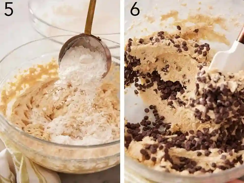 Im cookie dough rezept wird Mehl untergerührt und anschließend Mini-Schokodrops in den Keksteig zum Löffeln eingearbeitet.