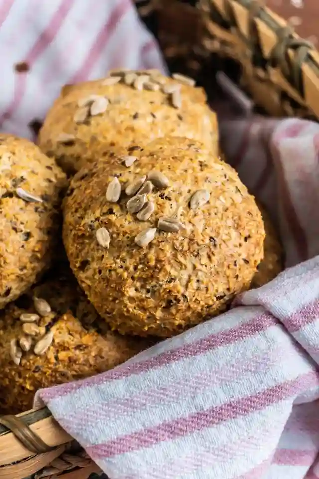 Knusprige Sonntagsbrötchen ohne Hefe mit Sonnenblumenkernen in einem Brotkorb