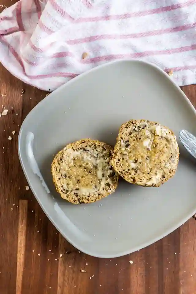 Aufgeschnittene schnelle Sonntagsbrötchen ohne Hefe mit Butter auf einem Teller