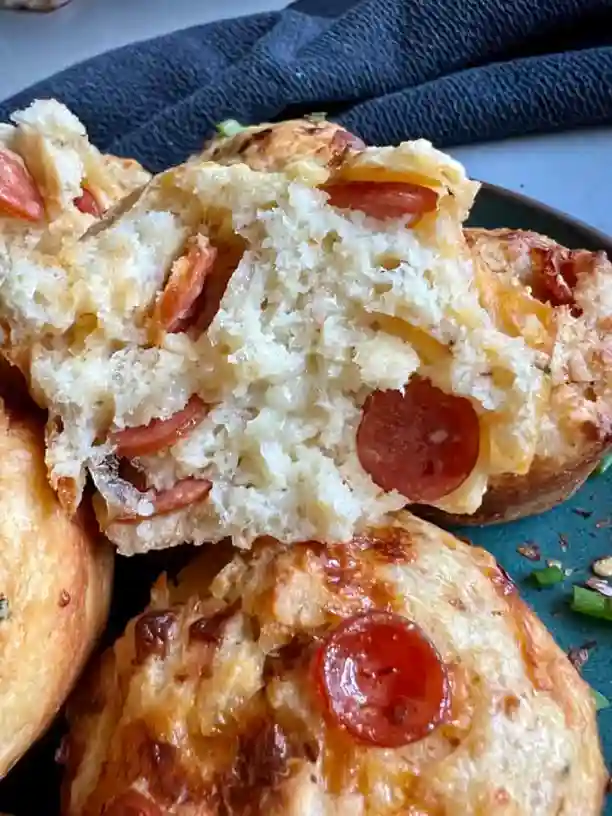 Anschnitt von Pizza Muffins mit Peperoni – fluffiger Teig und herzhafte Füllung, ideal für schnelle Pizzamuffins Rezepte.