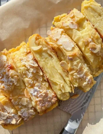 Französischer unsichtbarer Apfelkuchen mit Mandeln, in Scheiben geschnitten und saftig geschichtet.