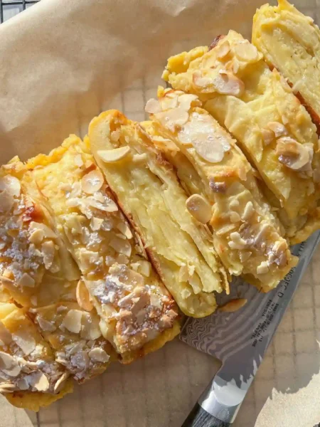 Französischer unsichtbarer Apfelkuchen mit Mandeln, in Scheiben geschnitten und saftig geschichtet.