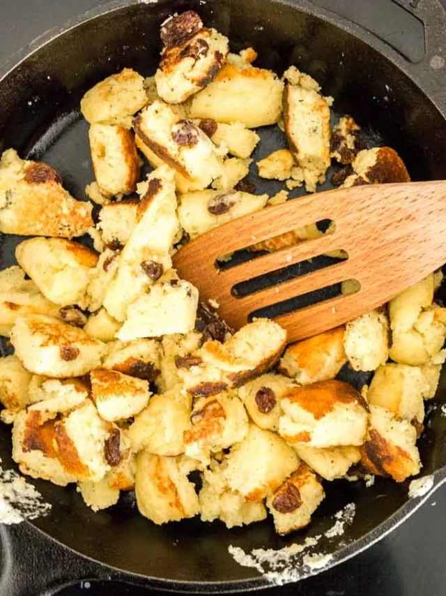 Original Kaiserschmarrn Rezept mit Rosinen und Apfelmus frisch in der Pfanne zubereitet