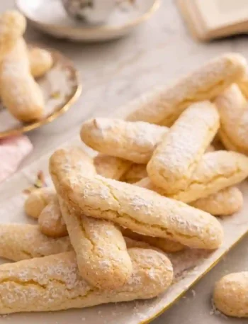 Frisch gebackene Löffelbiskuit auf einer Platte – klassisches Löffelbiskuit Rezept einfach selber machen