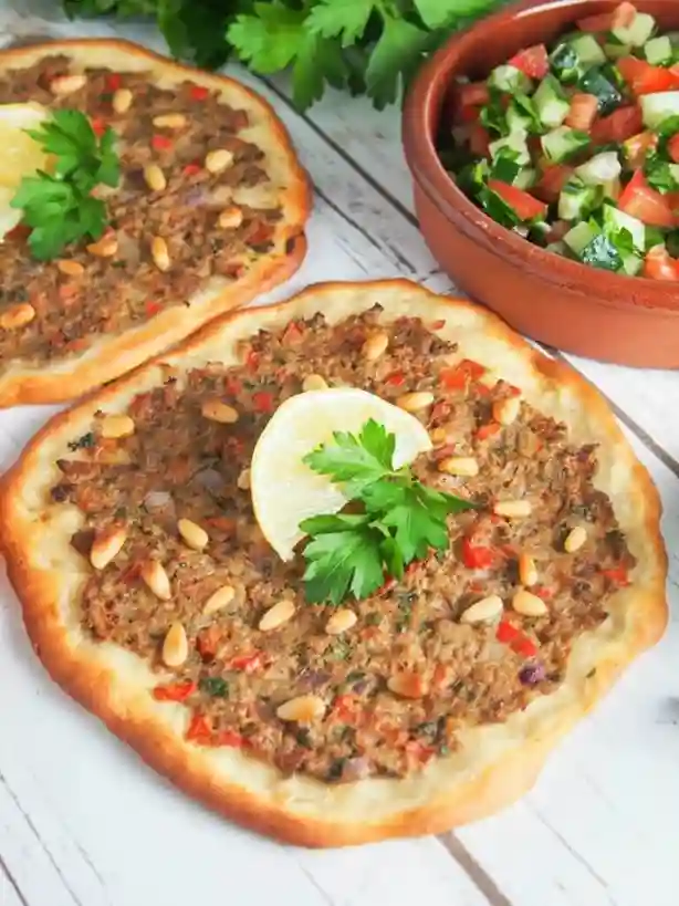 Lahmacun selber machen – türkische Pizza mit Hackfleisch, Pinienkernen, Zitrone und frischem Salat.