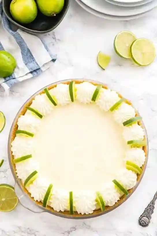 No Bake Key Lime Pie Rezept – ganze Tarte mit Limettendeko und Sahnetuffs