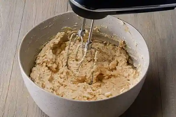 Obatzda Rezept – Die Käsemasse wird mit dem Handmixer cremig verrührt