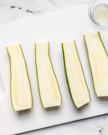 Frisch geschnittene Zucchini für ein einfaches Zucchini Salat Rezept