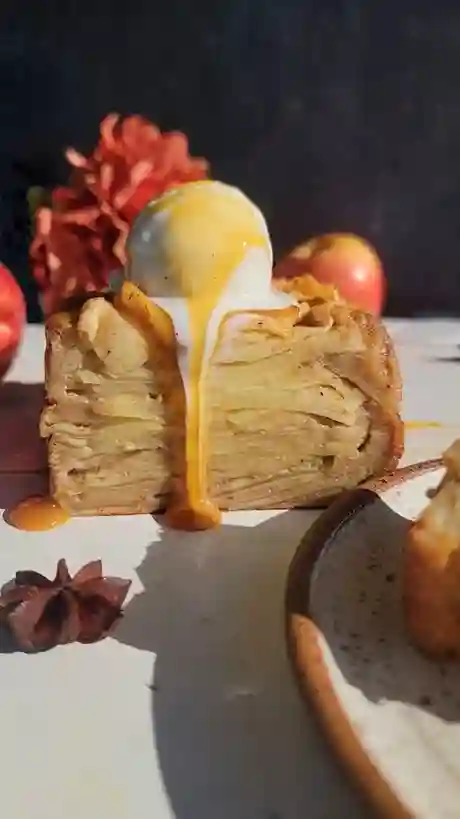Französischer unsichtbarer Apfelkuchen mit Vanilleeis und Karamellsauce serviert