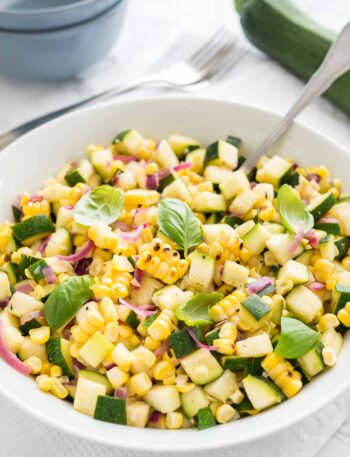 Zucchini Salat mit Mais, roten Zwiebeln und frischem Basilikum – einfaches Zucchini Salat Rezept für den Sommer