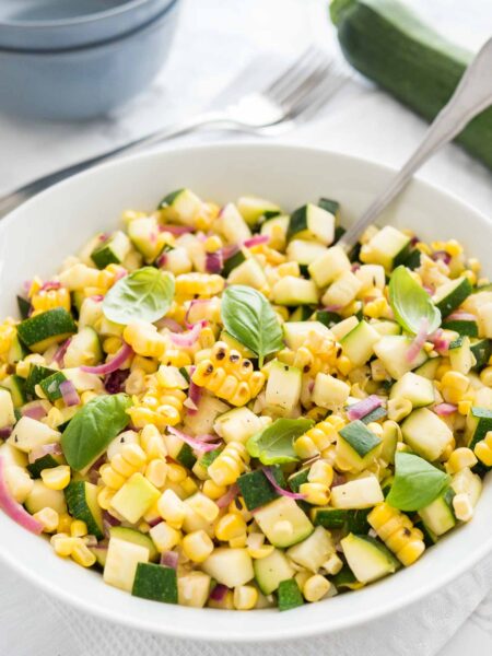 Zucchini Salat mit Mais, roten Zwiebeln und frischem Basilikum – einfaches Zucchini Salat Rezept für den Sommer