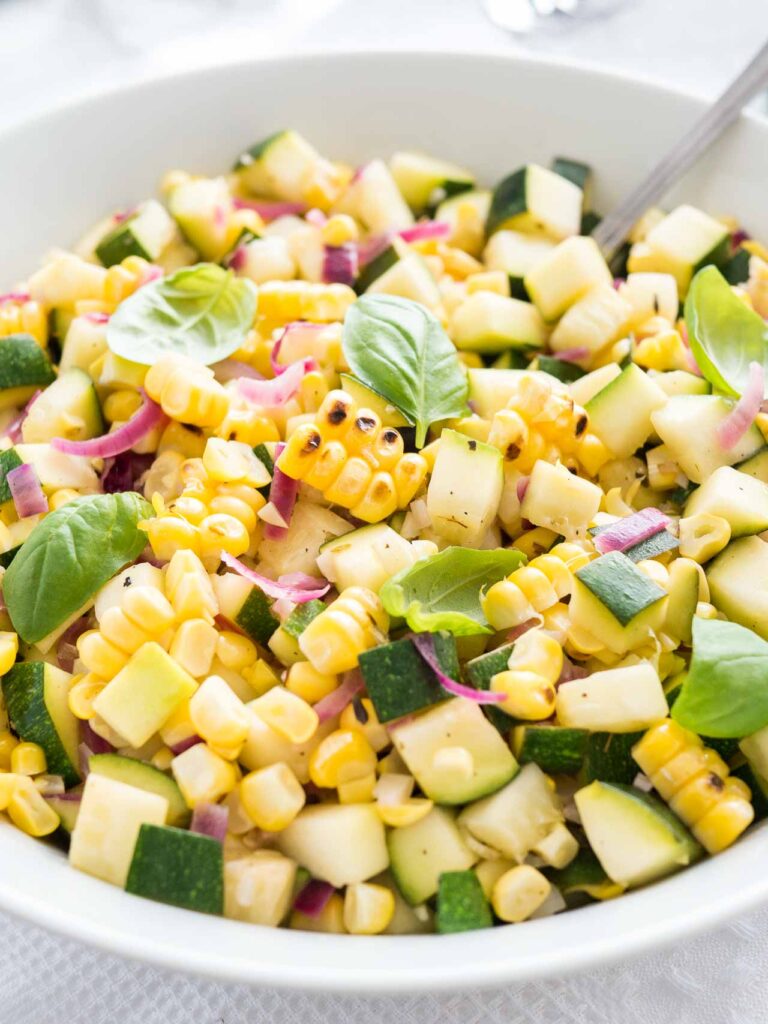 Zucchini Salat mit Mais, roten Zwiebeln und frischem Basilikum