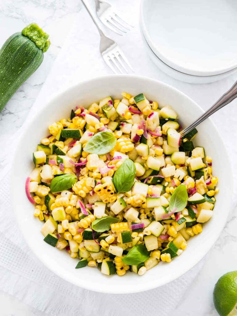 Zucchini Salat Rezept mit Mais, roten Zwiebeln und Basilikum – perfekter sommerlicher Zucchinisalat
