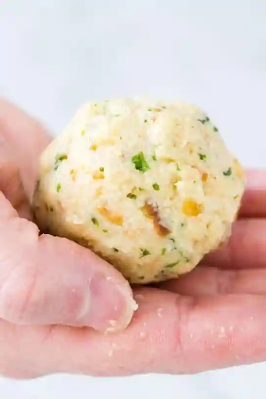Semmelknödel formen – Teig für klassische Knödel selber machen mit Brot und Petersilie
