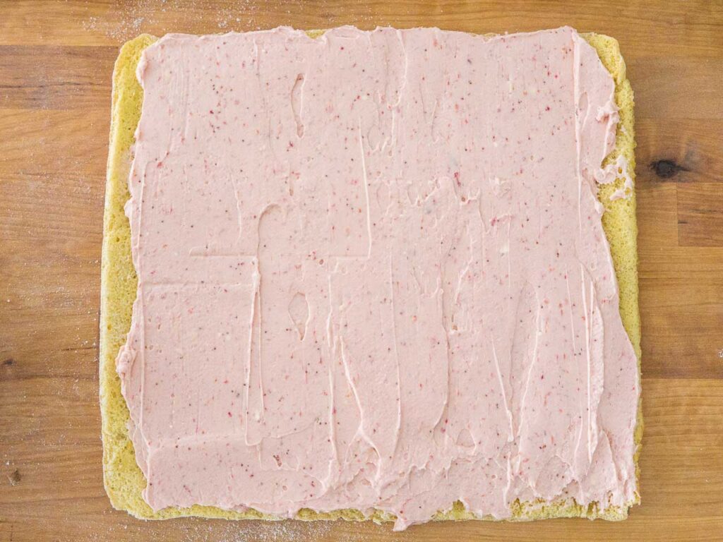 Biskuitteig mit Erdbeer-Sahne-Füllung – Vorbereitung der Biskuitrolle mit Erdbeeren