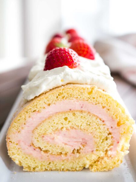 Erdbeer Biskuitrolle mit Sahnefüllung – luftige Biskuitrolle mit Erdbeeren, perfekt für den Sommer