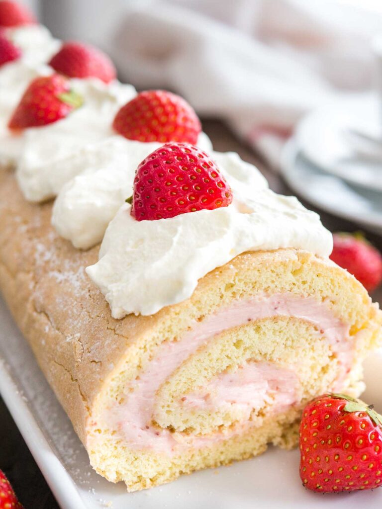 Biskuitrolle mit Erdbeeren und Erdbeer-Sahne-Füllung – klassisches Rezept für eine fluffige Erdbeer Biskuitrolle