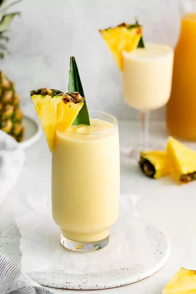 Pina Colada Rezept ohne Alkohol – cremiger Virgin Colada im Glas mit Ananas und Kokos, alkoholfrei serviert