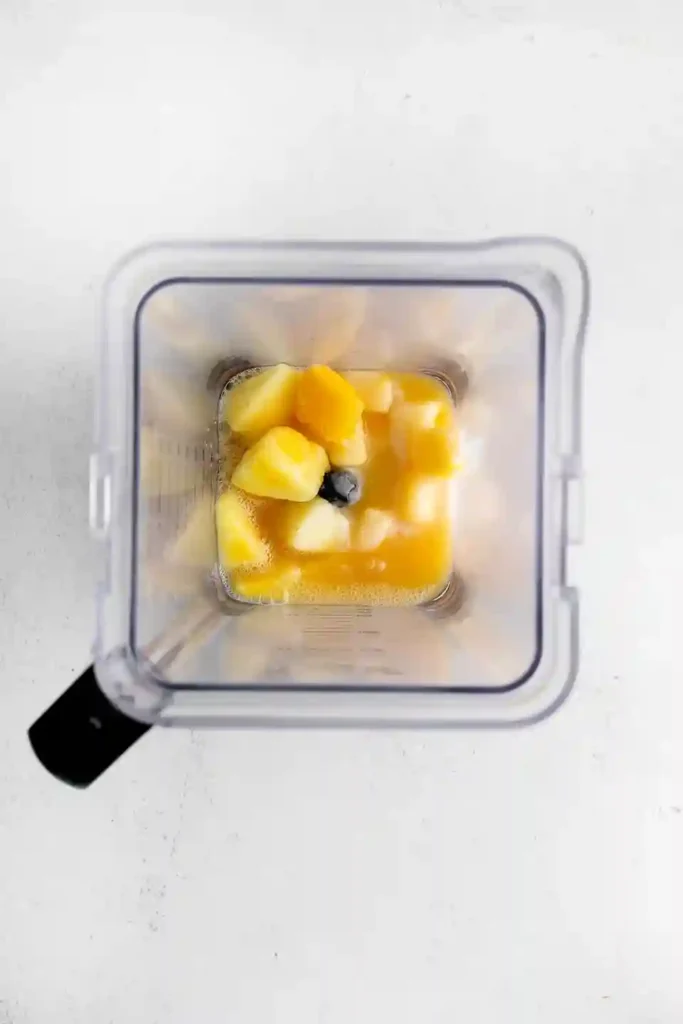 Zubereitung für Pina Colada Rezept ohne Alkohol mit Ananas und Saft im Mixer