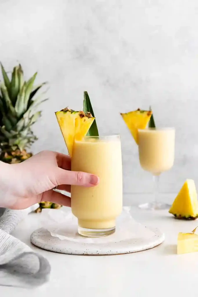 Virgin Pina Colada wird serviert – cremiger Pina Colada alkoholfrei Cocktail mit Ananas
