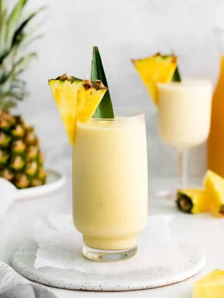 Cremiger Pina Colada alkoholfrei im Glas mit Ananas-Deko – einfaches Virgin Colada Rezept ohne Alkohol