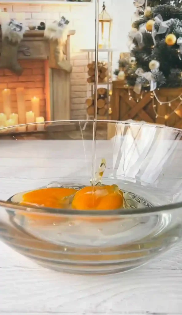 Frische Eier in einer Glasschüssel – Vorbereitung für französischen unsichtbaren Apfelkuchen.