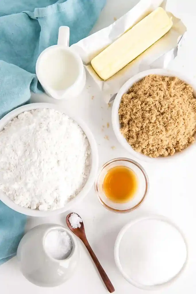 Zutaten für essbaren Cookie Dough: Mehl, brauner Zucker, Butter, Milch, Vanilleextrakt, Salz und weißer Zucker – perfekt für Keksteig zum Löffeln.