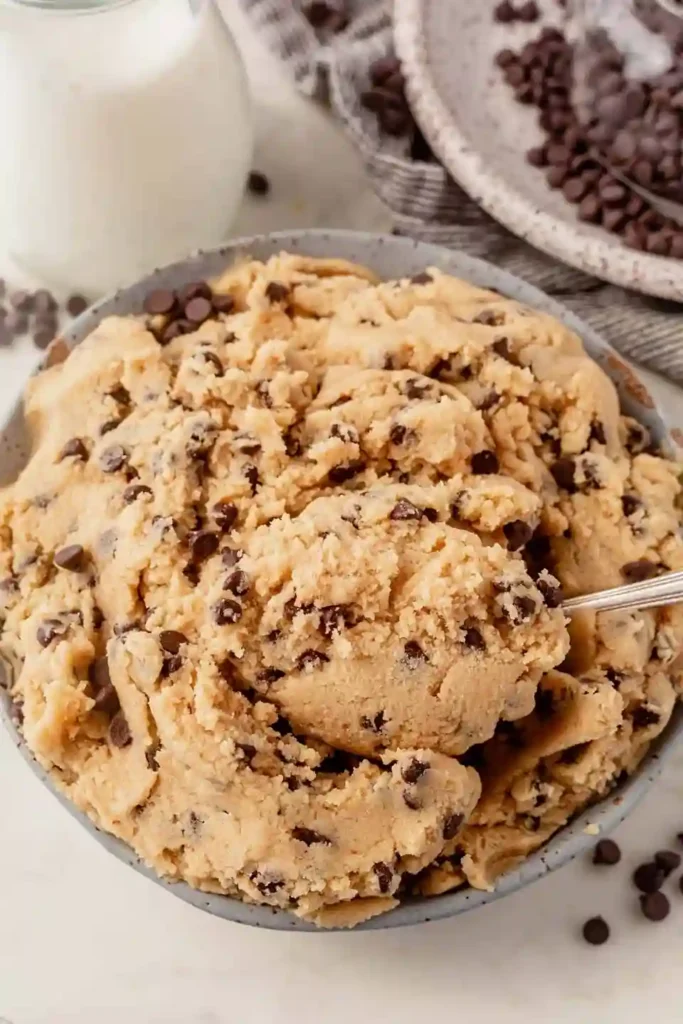 Große Schüssel mit cremigem cookie dough rezept mit Schokodrops zum Löffeln – essbarer Keksteig ohne Ei.