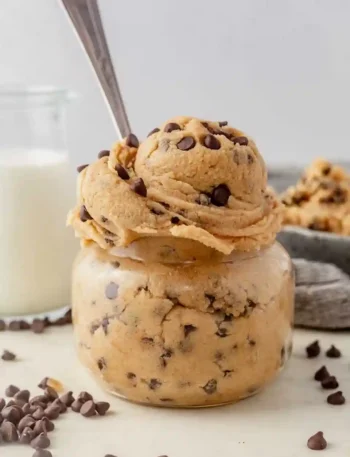Essbarer Keksteig mit Schokodrops im Glas – Cookie Dough Rezept zum Löffeln ohne Ei, schnell und einfach selbst gemacht