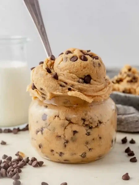 Essbarer Keksteig mit Schokodrops im Glas – Cookie Dough Rezept zum Löffeln ohne Ei, schnell und einfach selbst gemacht