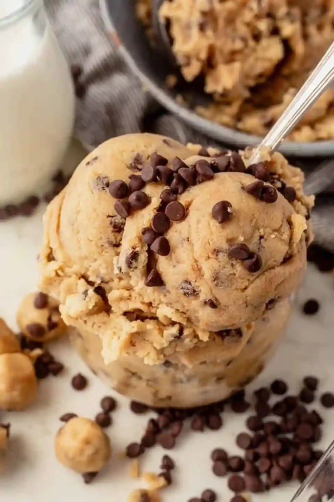 Essbarer Keksteig zum Löffeln mit Schokodrops in einem Glas serviert – cremiger Cookie Dough Rezept ohne Ei und ohne Backen.