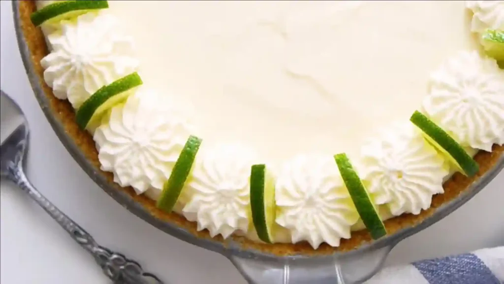 Detailansicht vom No Bake Key Lime Pie Rezept mit Sahnetuffs und Limettenscheiben.