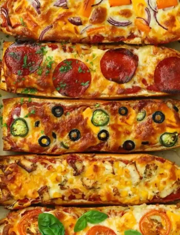 Pizza Baguette mit verschiedenen Belägen – selbst gemacht, ofenfrisch und knusprig gebacken