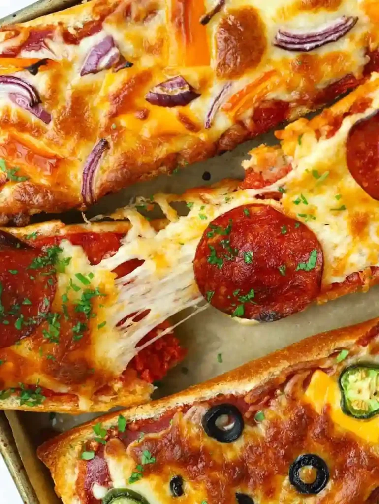 Knuspriges Pizza Baguette mit geschmolzenem Käse und Salami – selbst gemacht im Ofen