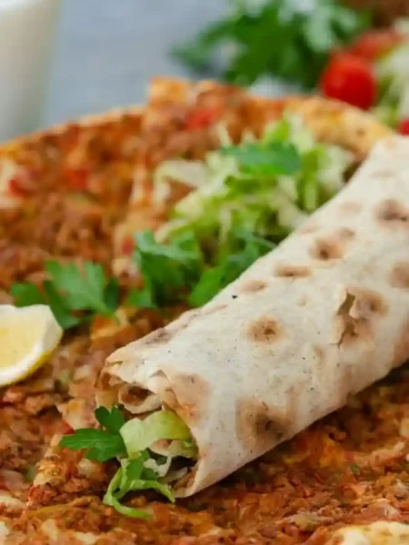 Lahmacun selber machen – türkische Pizza Rezept mit knusprigem Fladenbrot, würziger Hackfleischmasse, frischen Kräutern und Salat