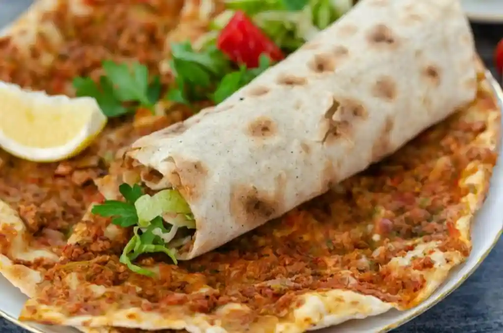 Lahmacun selber machen – türkische Pizza Rezept mit dünnem Fladenbrot, würziger Hackfleischsoße, Salat und Zitrone zum Einrollen