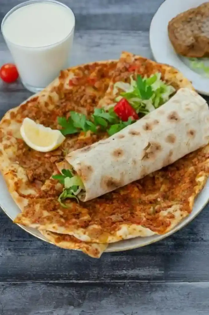 Lahmacun selber machen – türkische Pizza Rezept mit Hackfleisch, gerolltem Fladenbrot, frischem Salat, Zitrone und Ayran