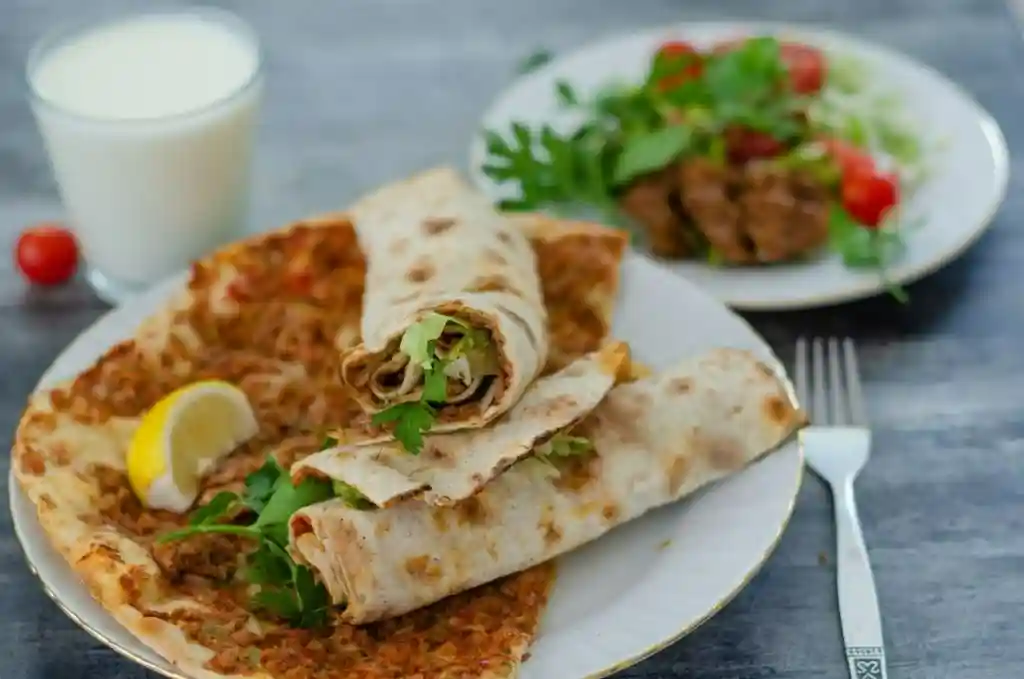 Lahmacun selber machen – türkische Pizza Rezept mit gerolltem Lahmacun, Salat, Zitrone und Ayran