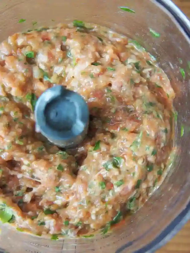 Lahmacun Füllung im Mixer – Hackfleisch, Tomaten, Petersilie und Gewürze für türkische Pizza selber gemacht.