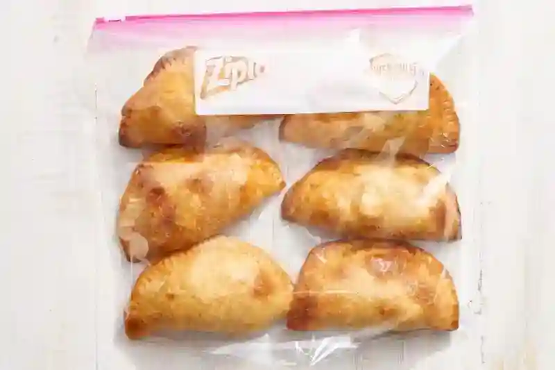 Gebackene Empanadas in einem Gefrierbeutel mit Beschriftung „Beef Empanadas“ – vorbereitet zum Einfrieren