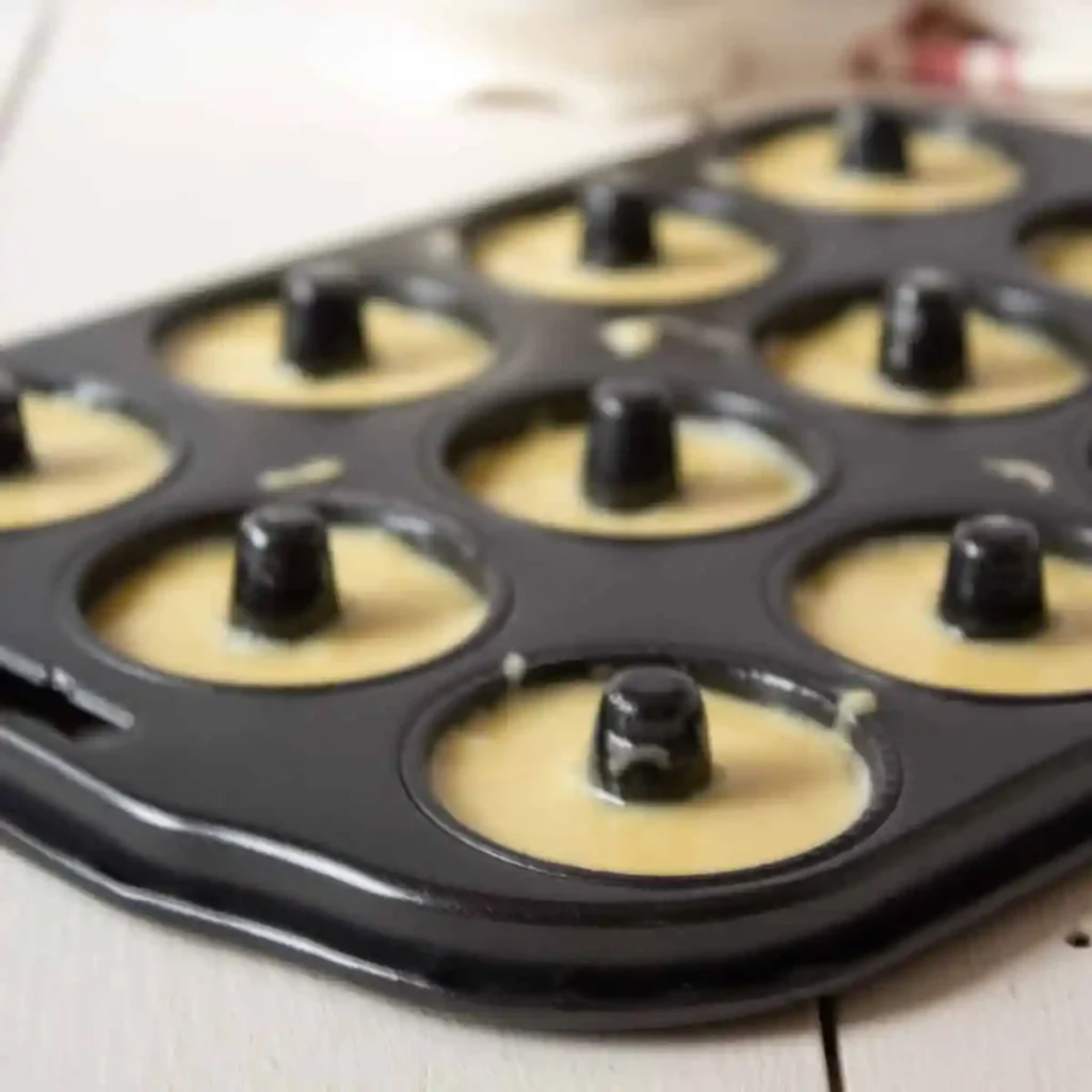 Mini Donuts Teig in Backform gefüllt – bereit für den Ofen