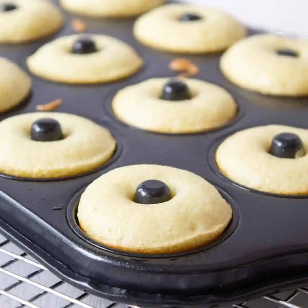 Mini Donuts in einer Donut Backform frisch im Backofen gebacken