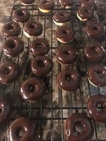 Mini Donuts mit Schokoglasur auf Gitter abgekühlt – donuts ohne frittieren