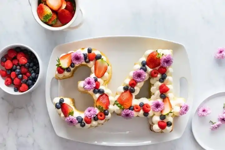 Zahlentorte mit Biskuit und Früchten – Zahlentorte 34 dekoriert mit Beeren und Blüten
