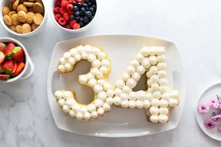 Zahlentorte mit Cremefüllung – Zahlenkuchen 34 aus Biskuit dekoriert